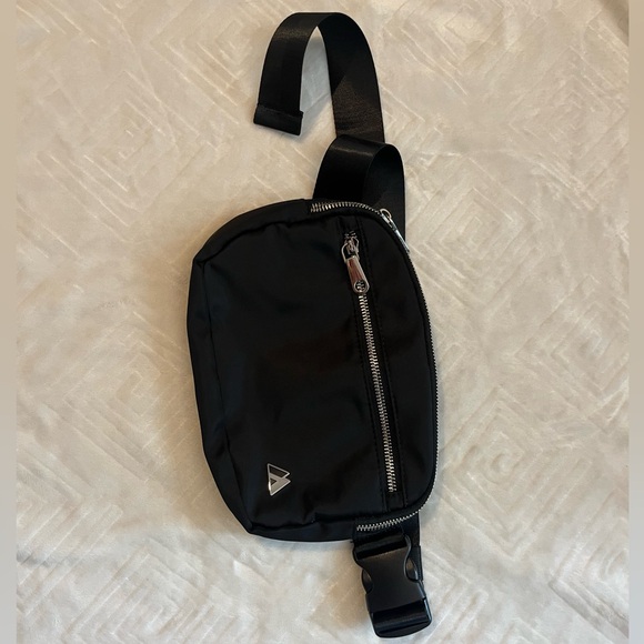 Everest Premium Waist Pack, belt bag, fanny bag. Black and silver - Picture 2 of 7